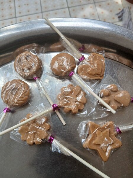 Sucettes artisanales au caramel