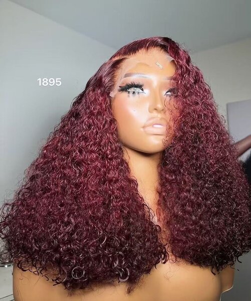 Perruque bouclée bordeaux