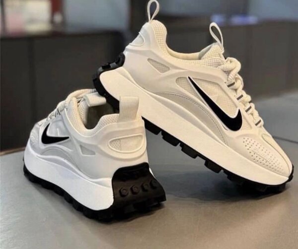 Baskets de sport blanches Nike