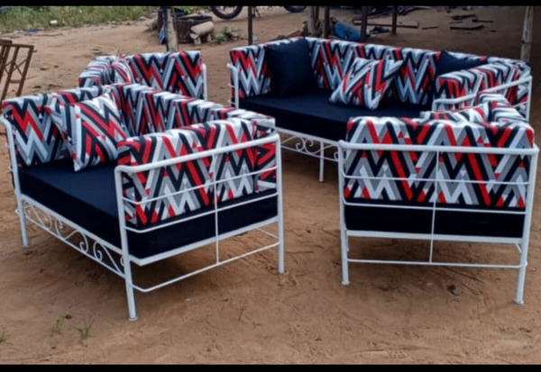 Ensemble de salon en métal blanc avec coussins à motifs