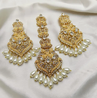 Casting Fine Quality Ganga Jamni bindiya and Earrings
