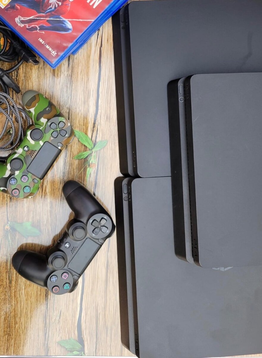 PS4 SLIM 8-25jeux +2Manettes