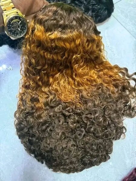 Perruque cheveux bouclés ombrés
