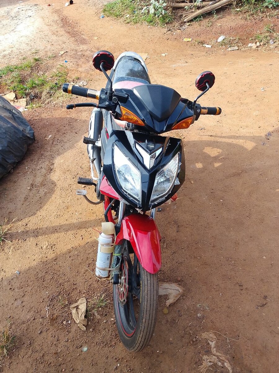 Moto Honda rouge et noir