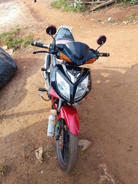 Moto Honda rouge et noir