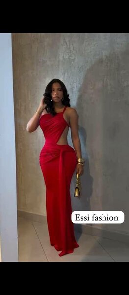 Robe rouge élégante découpée