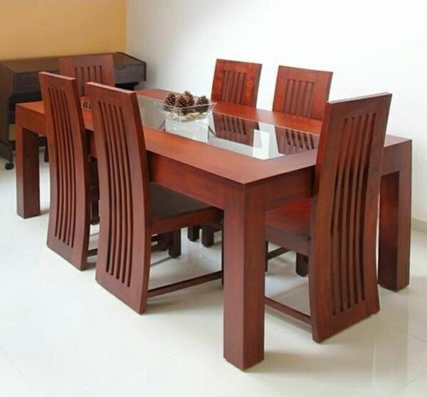 Table à manger en bois avec chaises