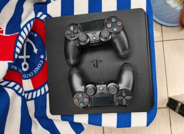 Console PS4 avec Manettes