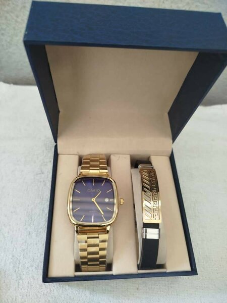 Montre et bracelet dorés