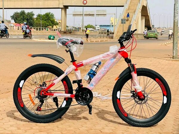 Vélo tout-terrain rouge et blanc