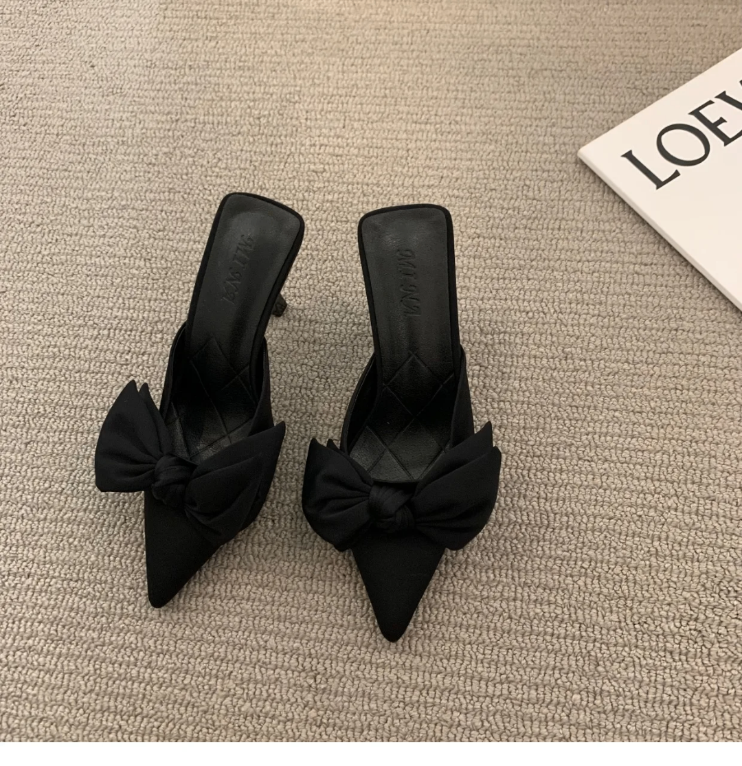 Mules noires à talons nœud