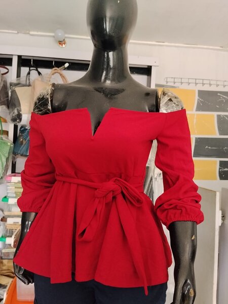 Haut rouge élégant pour femme