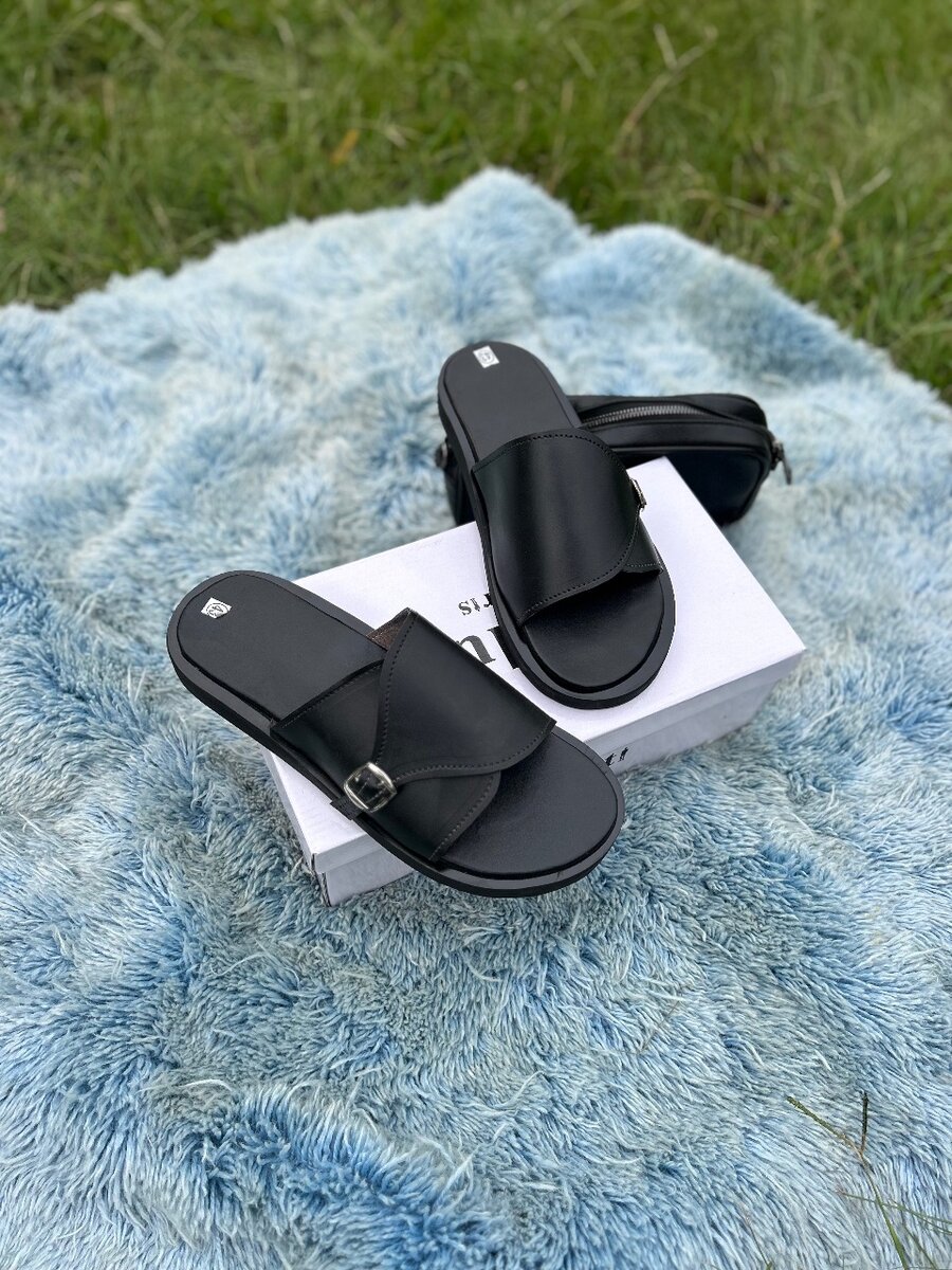 Sandales en cuir noir élégantes