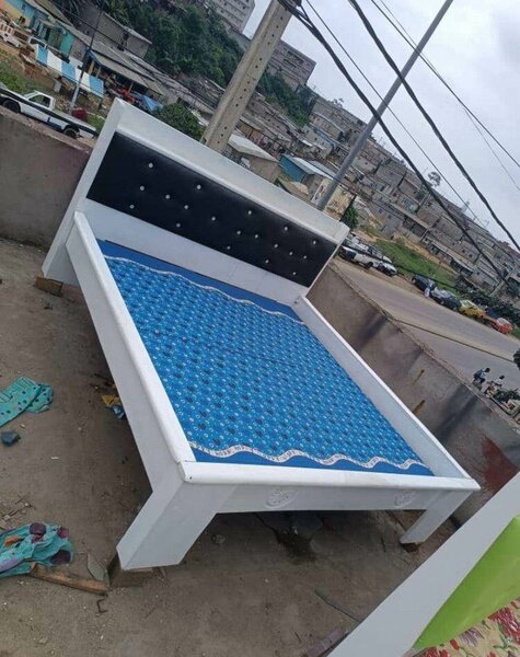 Lit moderne avec matelas