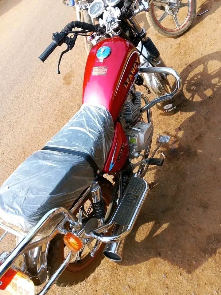 Moto classique rouge puissante