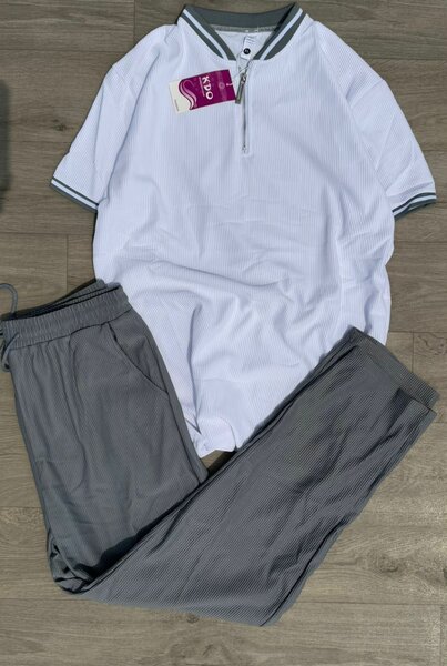 Complet original disponible..