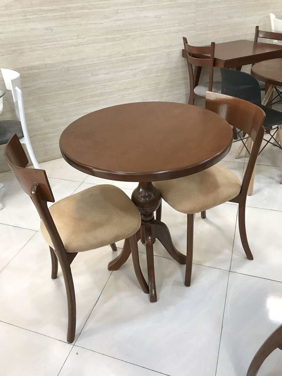 Ensemble table et chaises élégantes