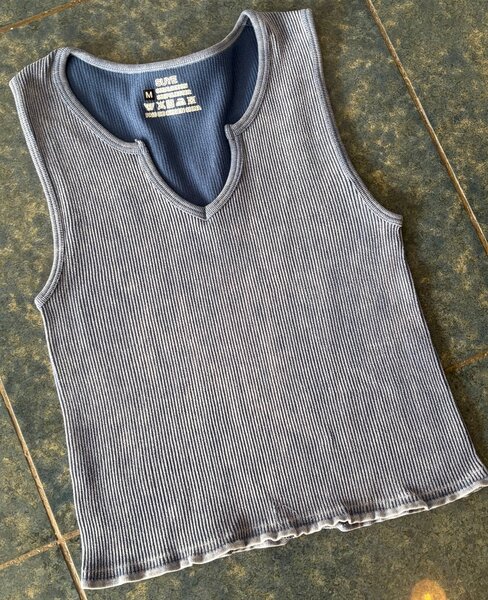 Débardeur côtelé à col en V