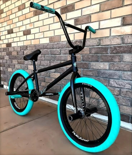 Vélo BMX avec pneus lumineux