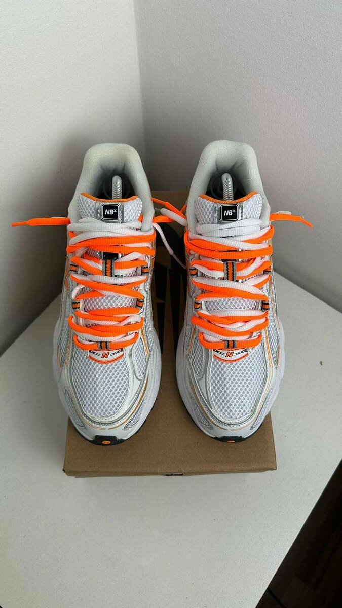 Sneakers blancs et orange unisexes