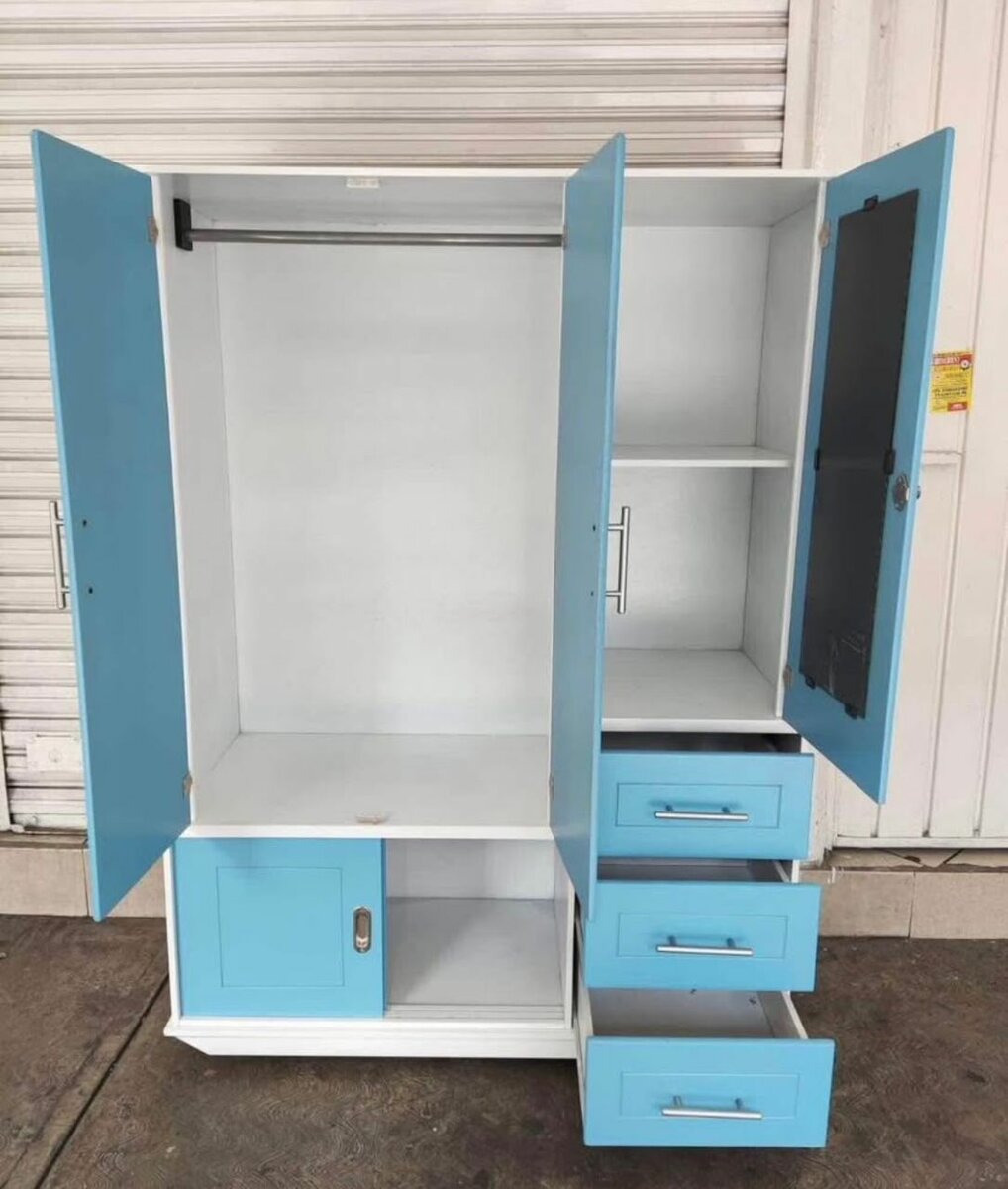 Armoire moderne bleue avec miroir