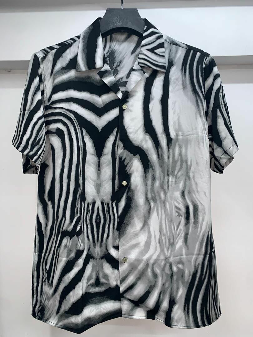 Chemise à motifs hawaïenne