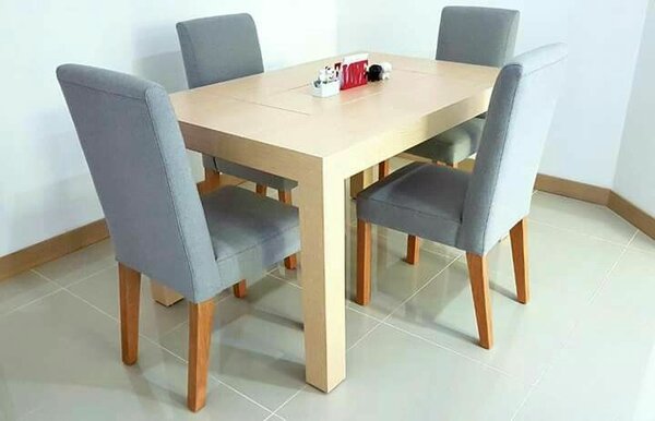 Ensemble de table et chaises en bois
