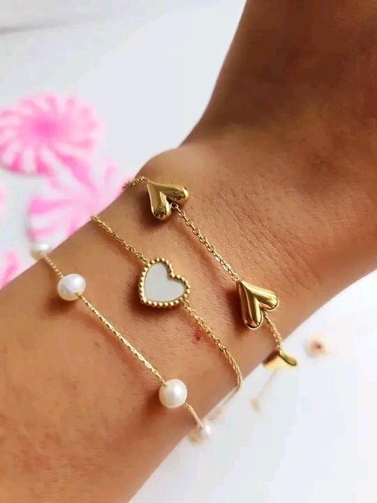 Bracelets en or avec coeurs et perles