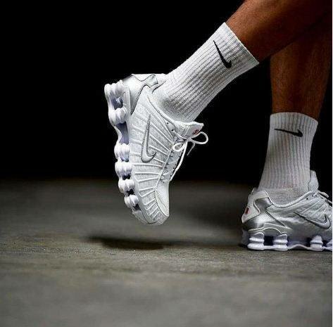 Basket Nike shox dans carton