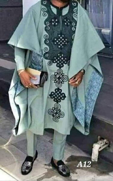 Costume vert avec ornement