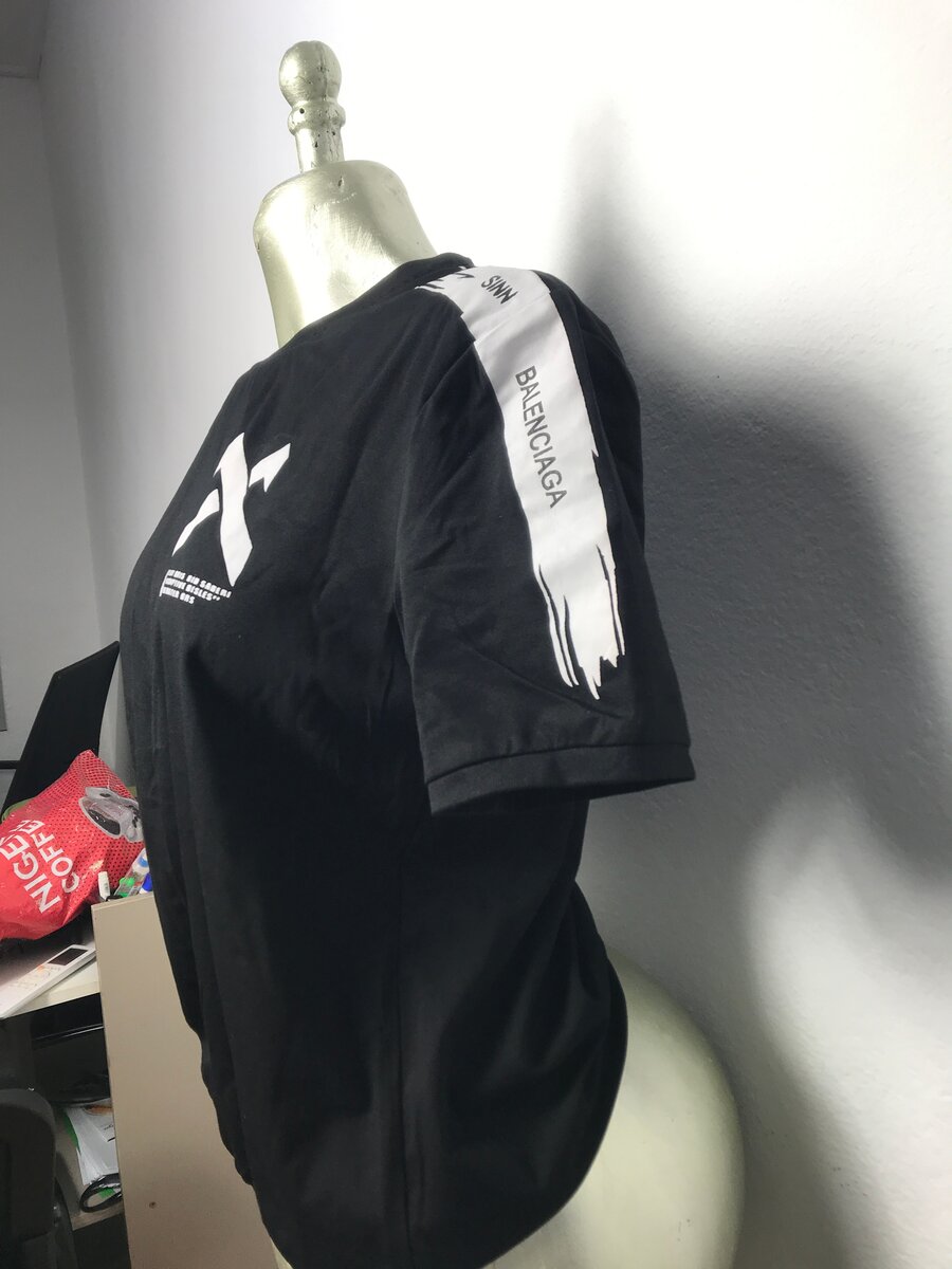 T-shirt noir moderne