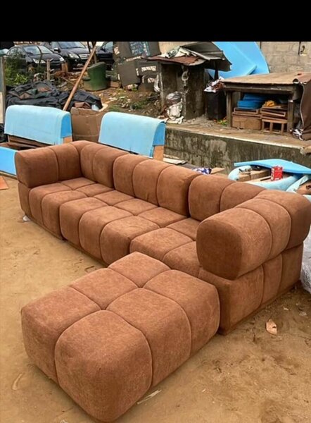 Canapé marron en tissu velours