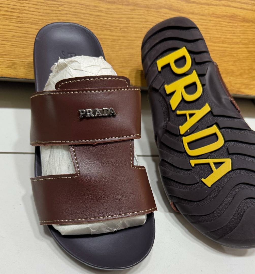 Sandales en cuir Prada élégantes