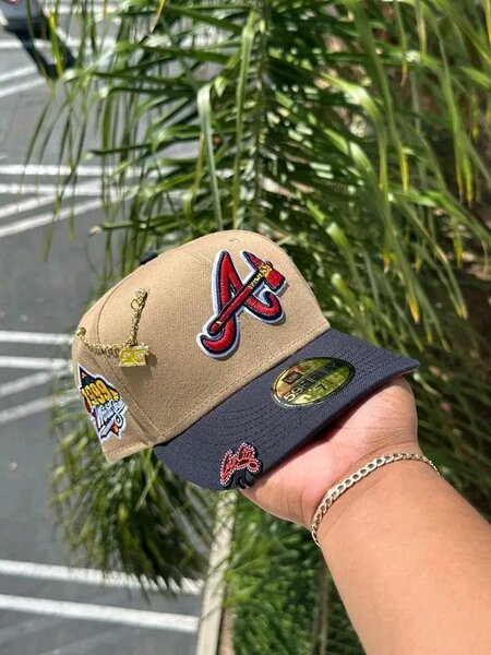 Casquette brodée beige et bleu