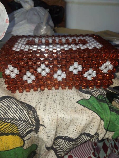 Boîte à mouchoir perlée marron