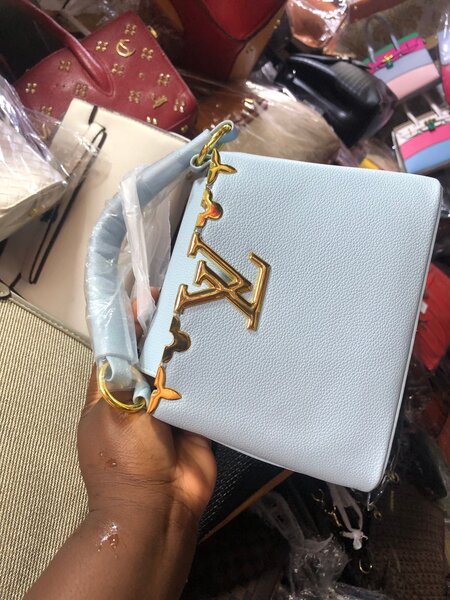 Sac LV petit dans carton