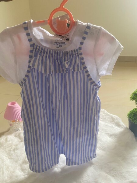 Salopette et tee-shirts Kiabi