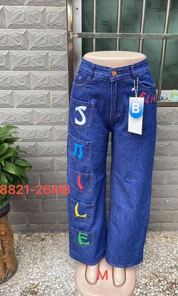 Jeans en denim avec lettres colorées