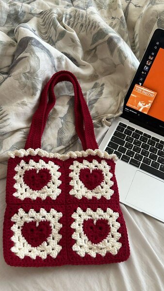 Sac en crochet cœur rouge