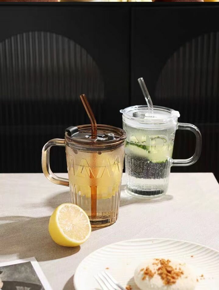 Tasse en verre avec paille