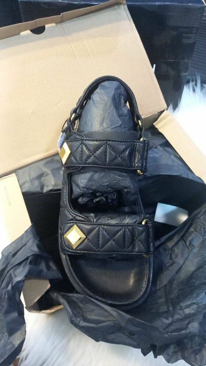 Sandales noires à boucles dorées