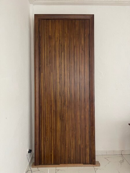 Porte en bois massif élégante