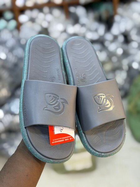 Claquettes confort homme