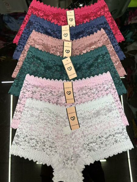 Culottes en dentelle colorées