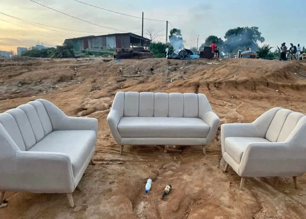 Canapé et fauteuils en tissu gris clair