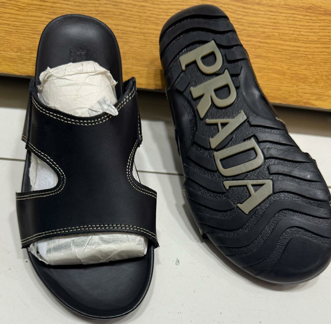 Sandales en cuir Prada élégantes