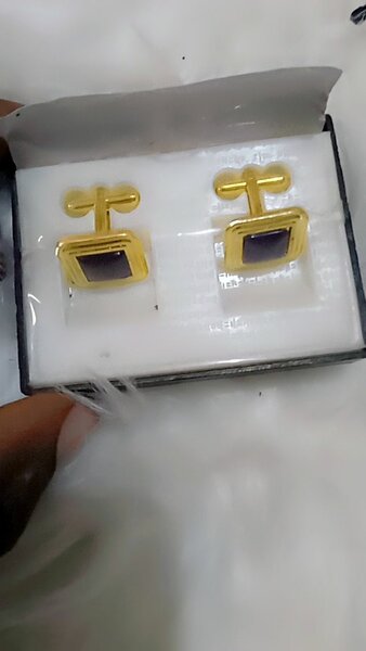 Boutons de manchette dorés élégants