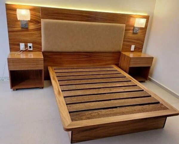 Lit double en bois élégant