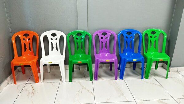 Chaises empilables en plastique