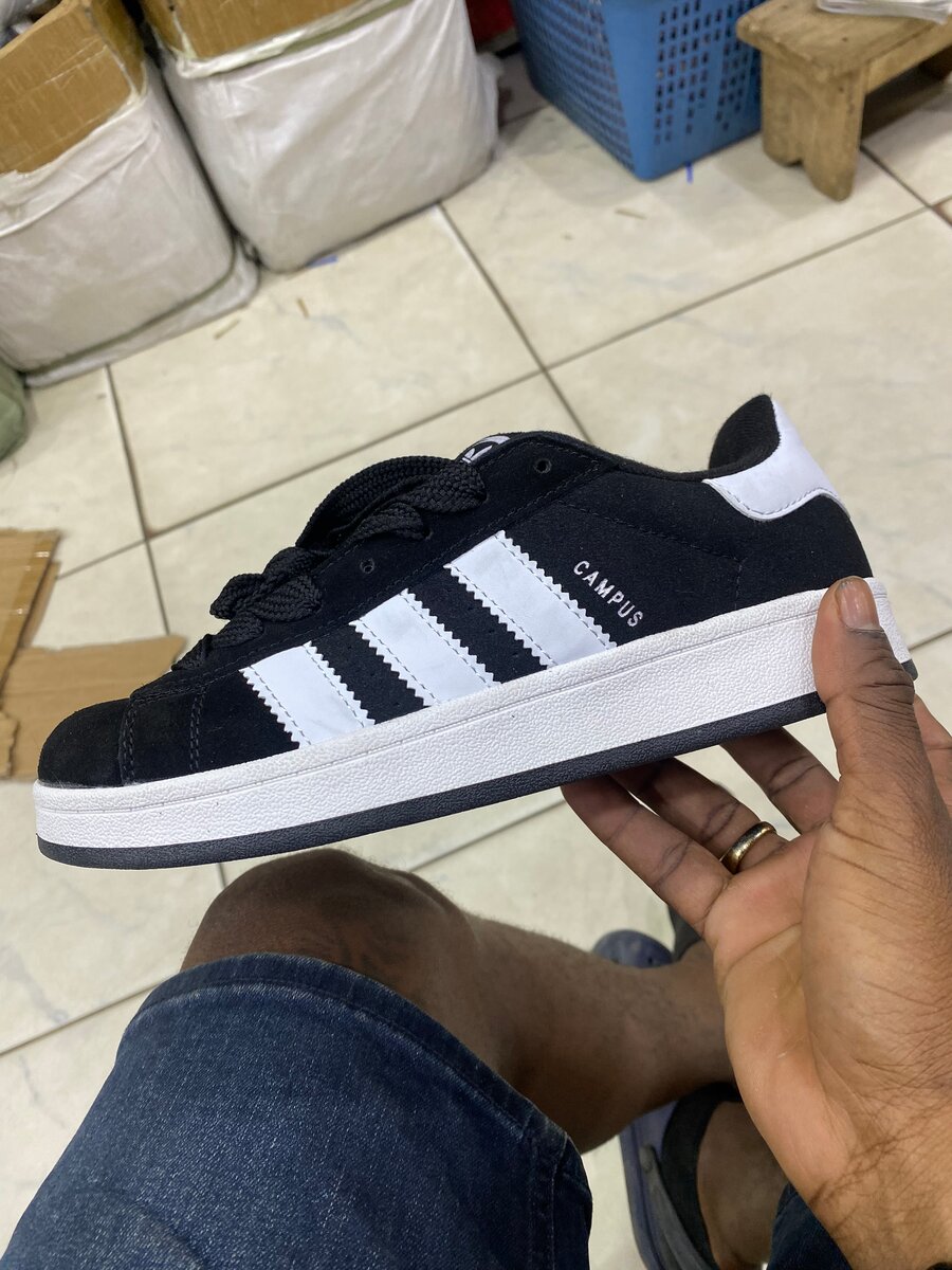 Baskets noires et blanches